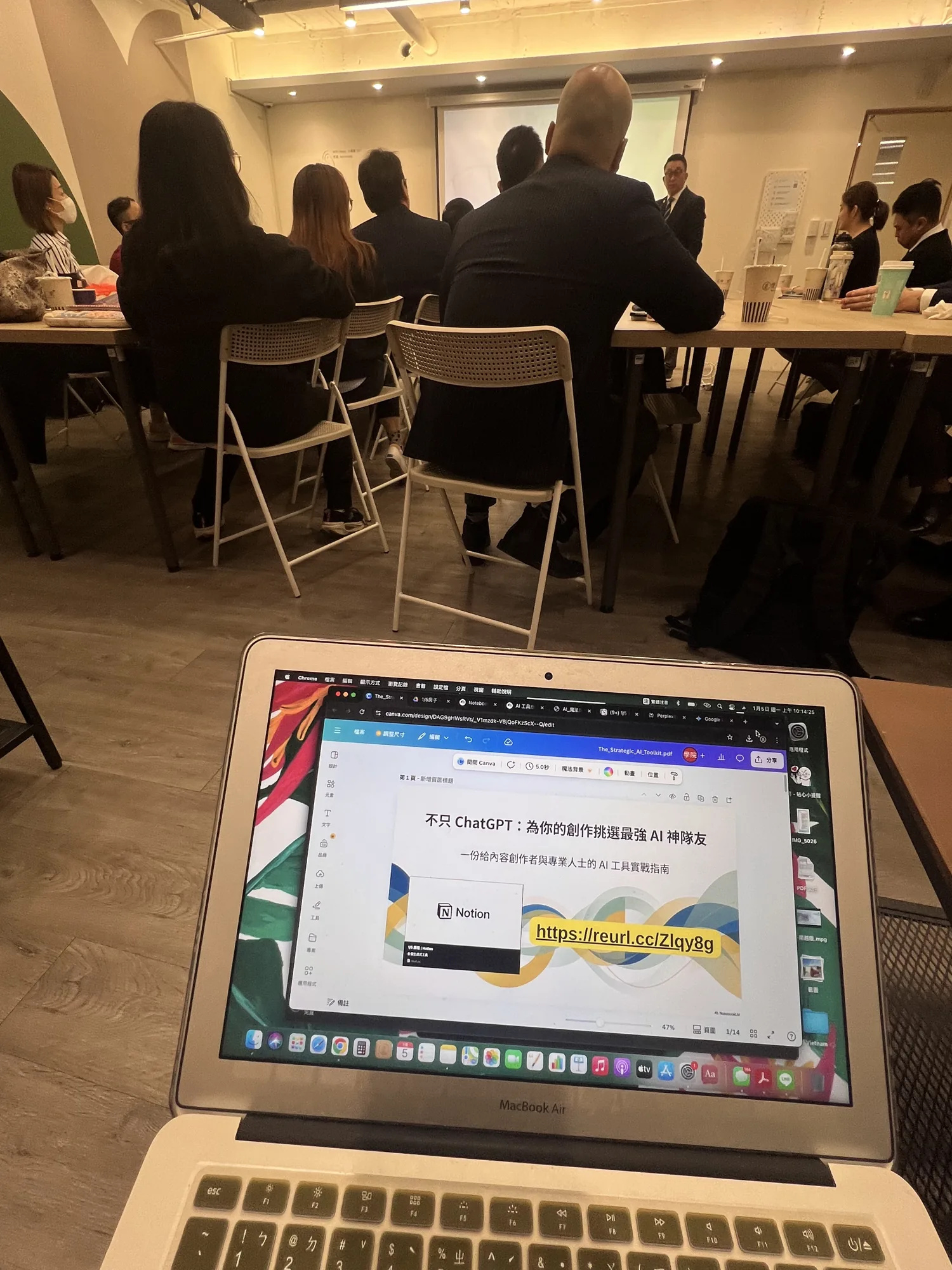 房仲企業內訓現場,學員使用電腦進行 AI 內容工具實作