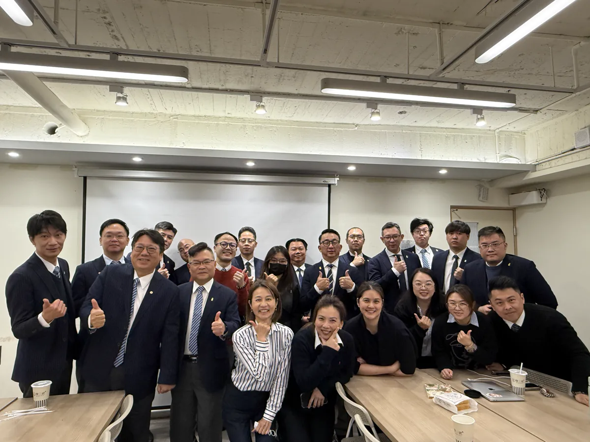 Scarlett 為房仲團隊進行 AI 影片製作企業內訓後的合照