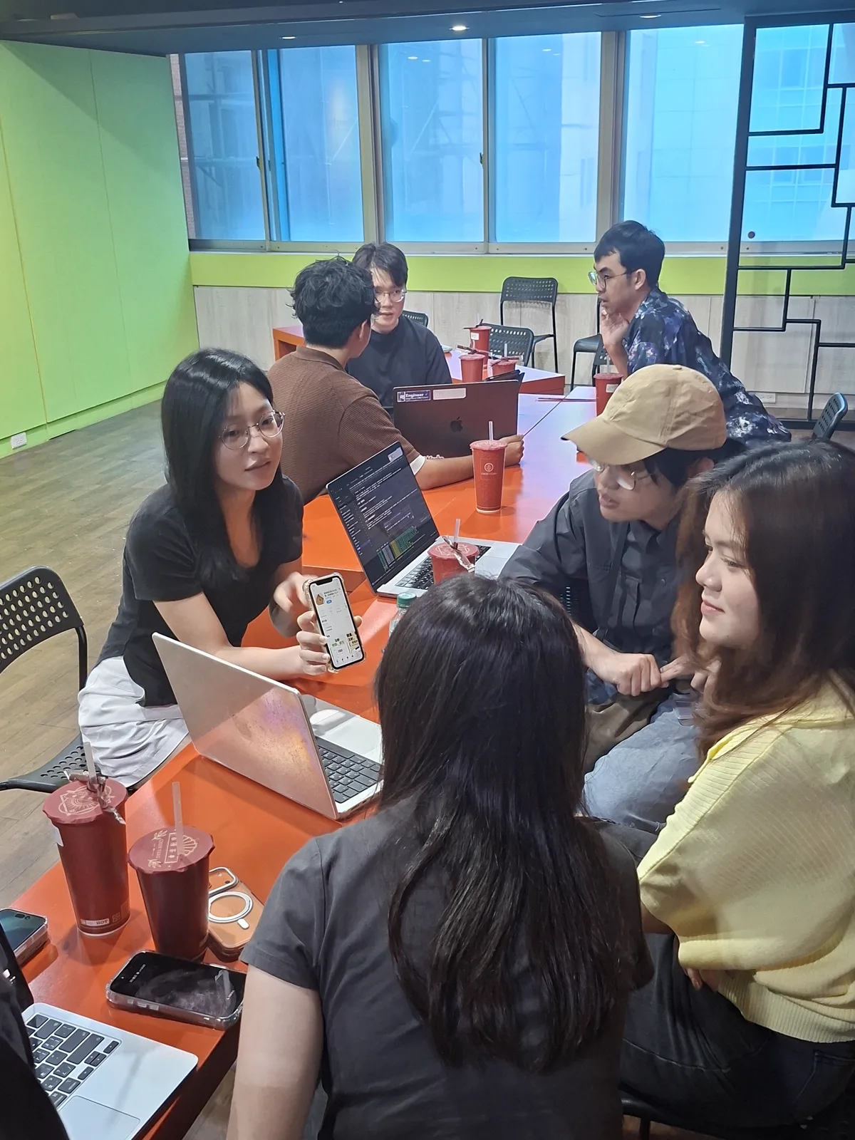 Scarlett 在創業小聚分組討論中，向創業者示範手機上的內容流程